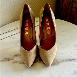 L.A.M.B. Women's Beige Suede Heels Platform Pumps like new and comfortable 6/36